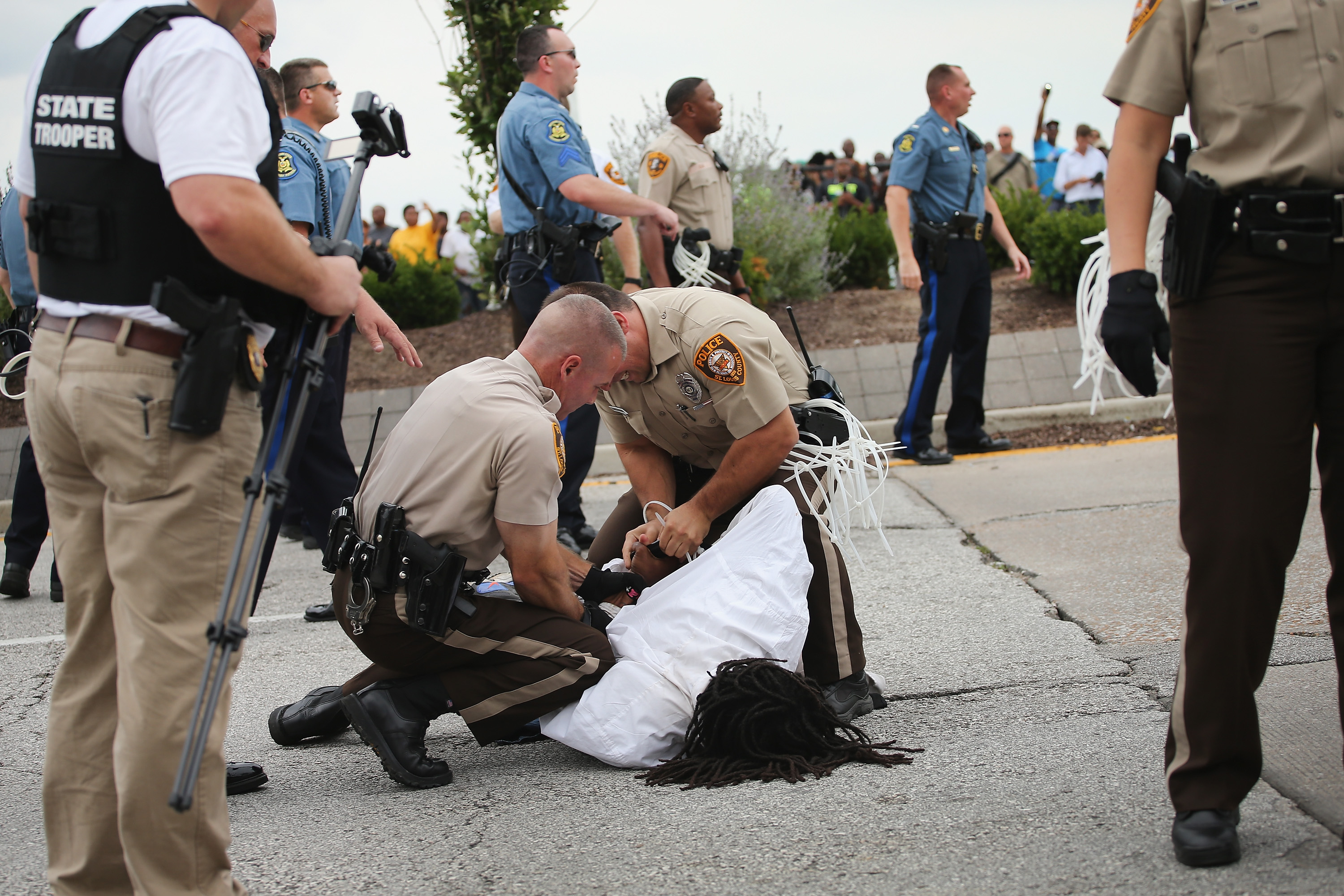 Surveillance shows looting of shoe store near Ferguson night after