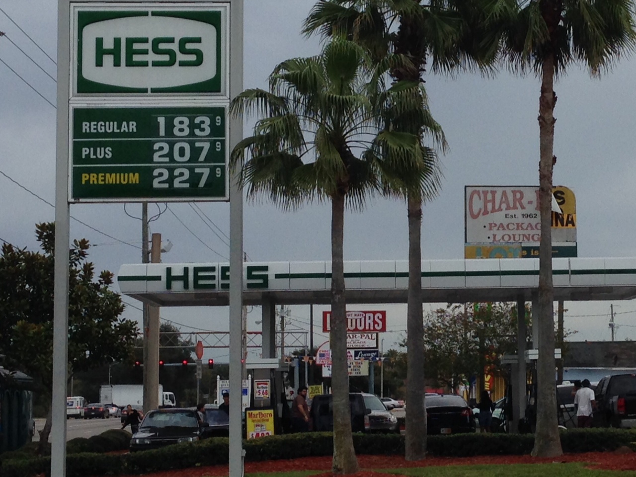 Falling gas prices boost economy, spending