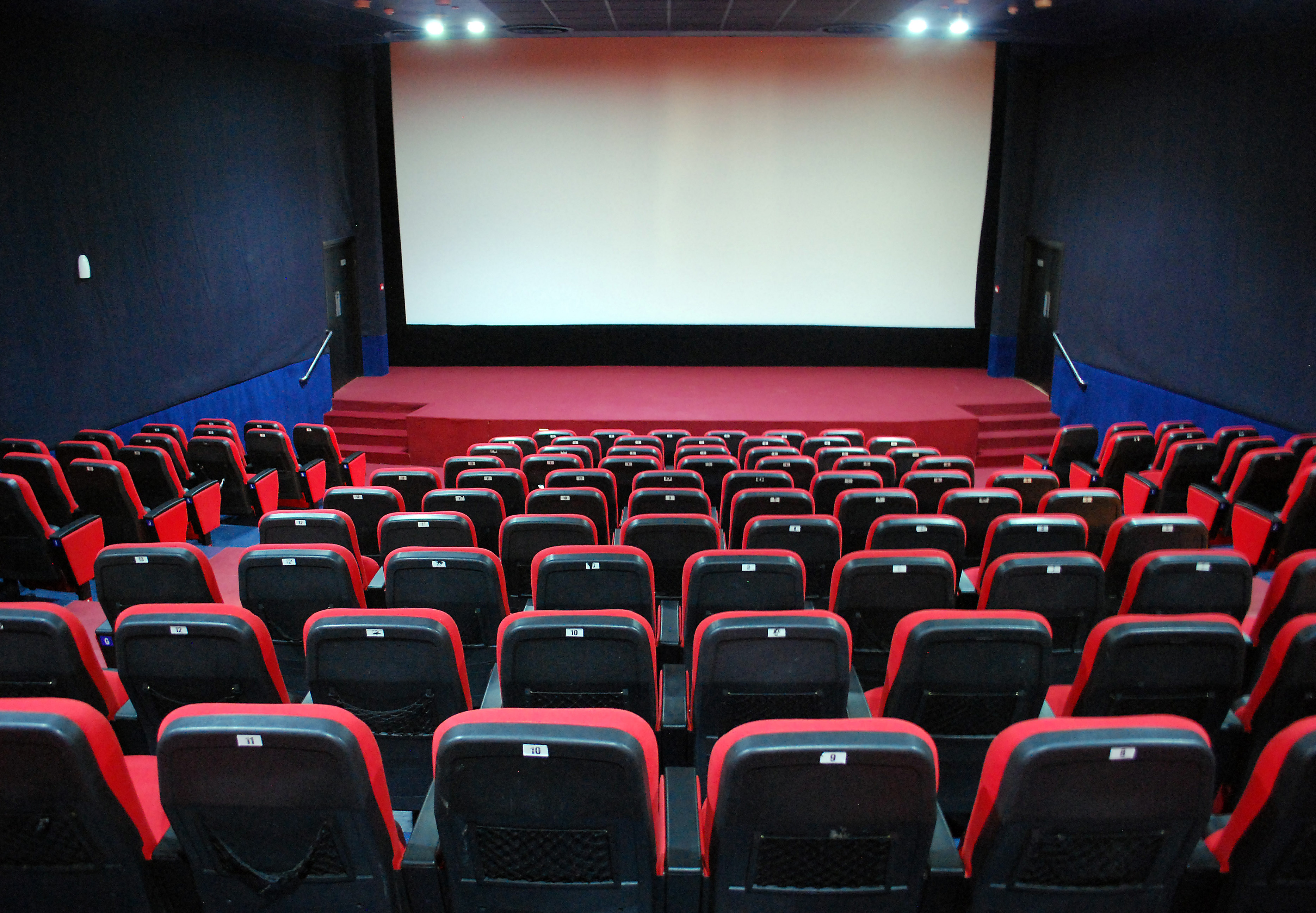 Pasco man claims theater discrimination in viral video