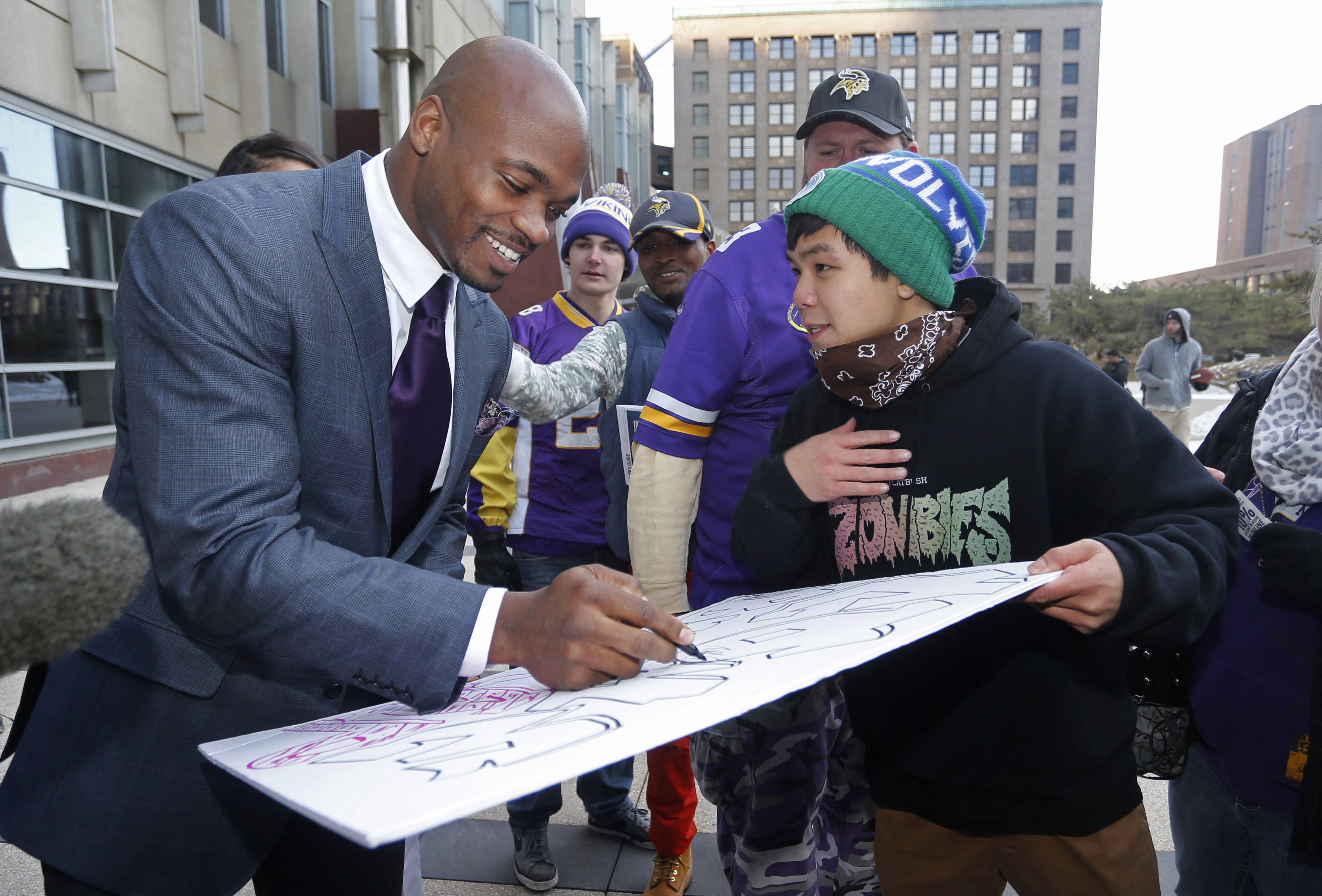 Vikings win stare down with Adrian Peterson, with running back