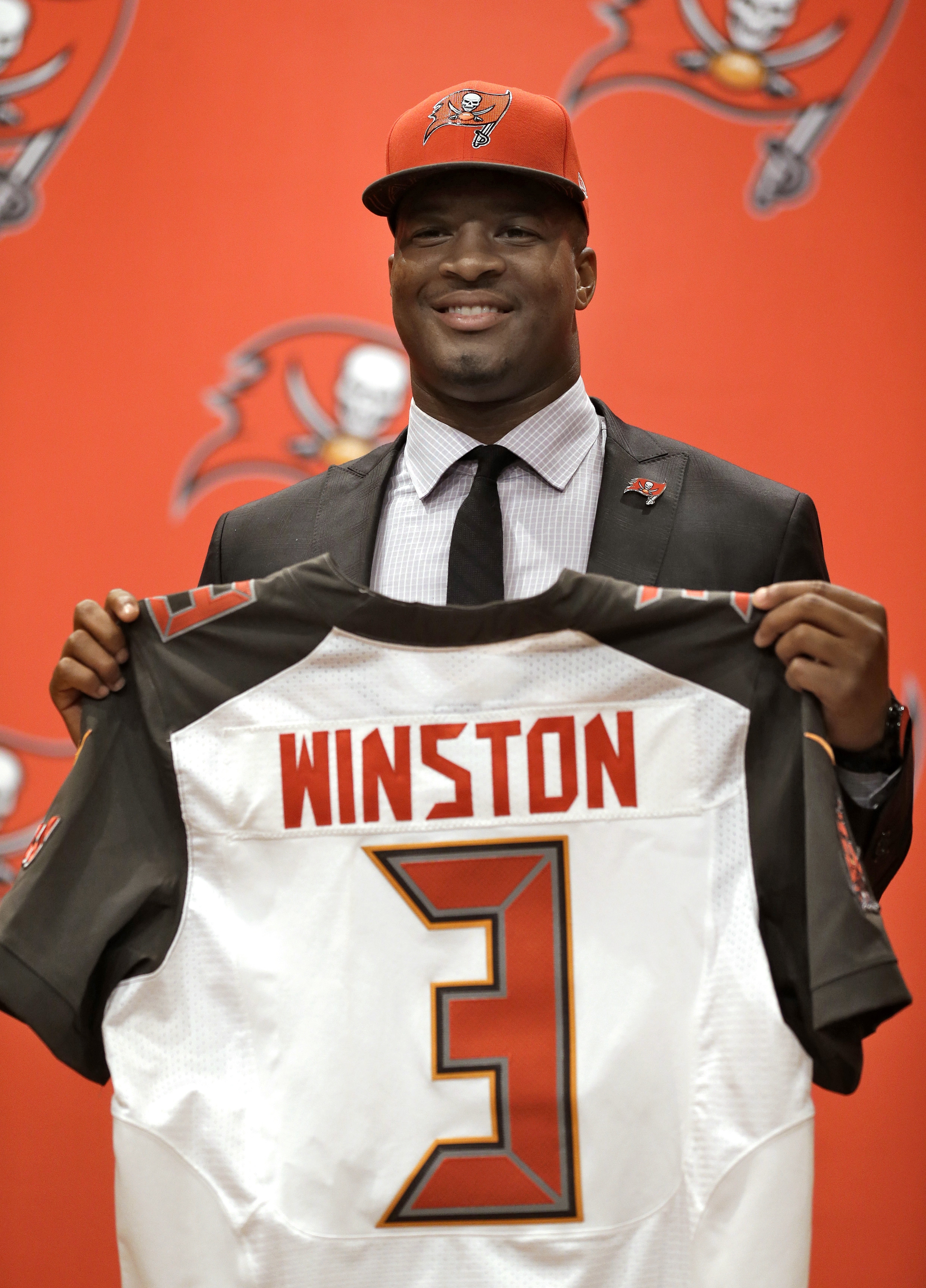 Winston signs 4-year contract with Buccaneers