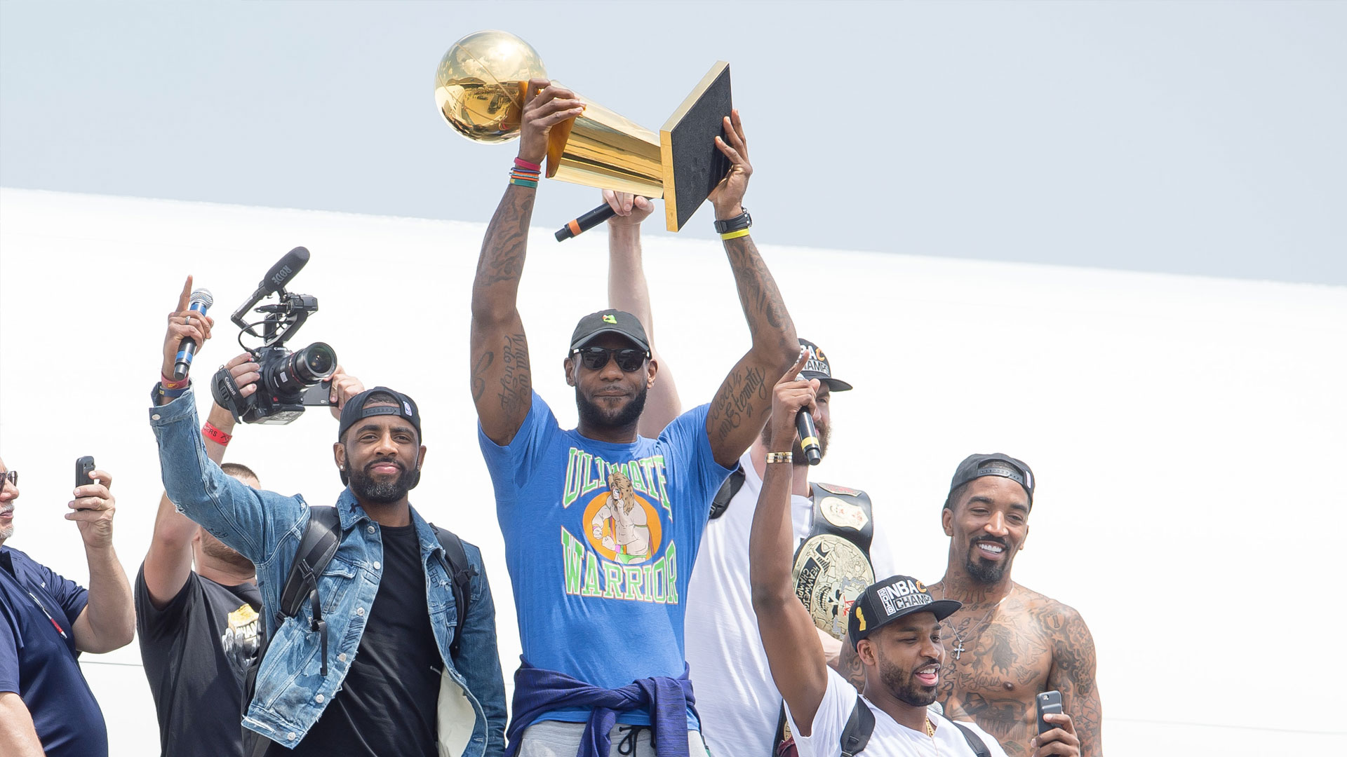 Crowd swarms Cleveland for Cavs title parade, rally