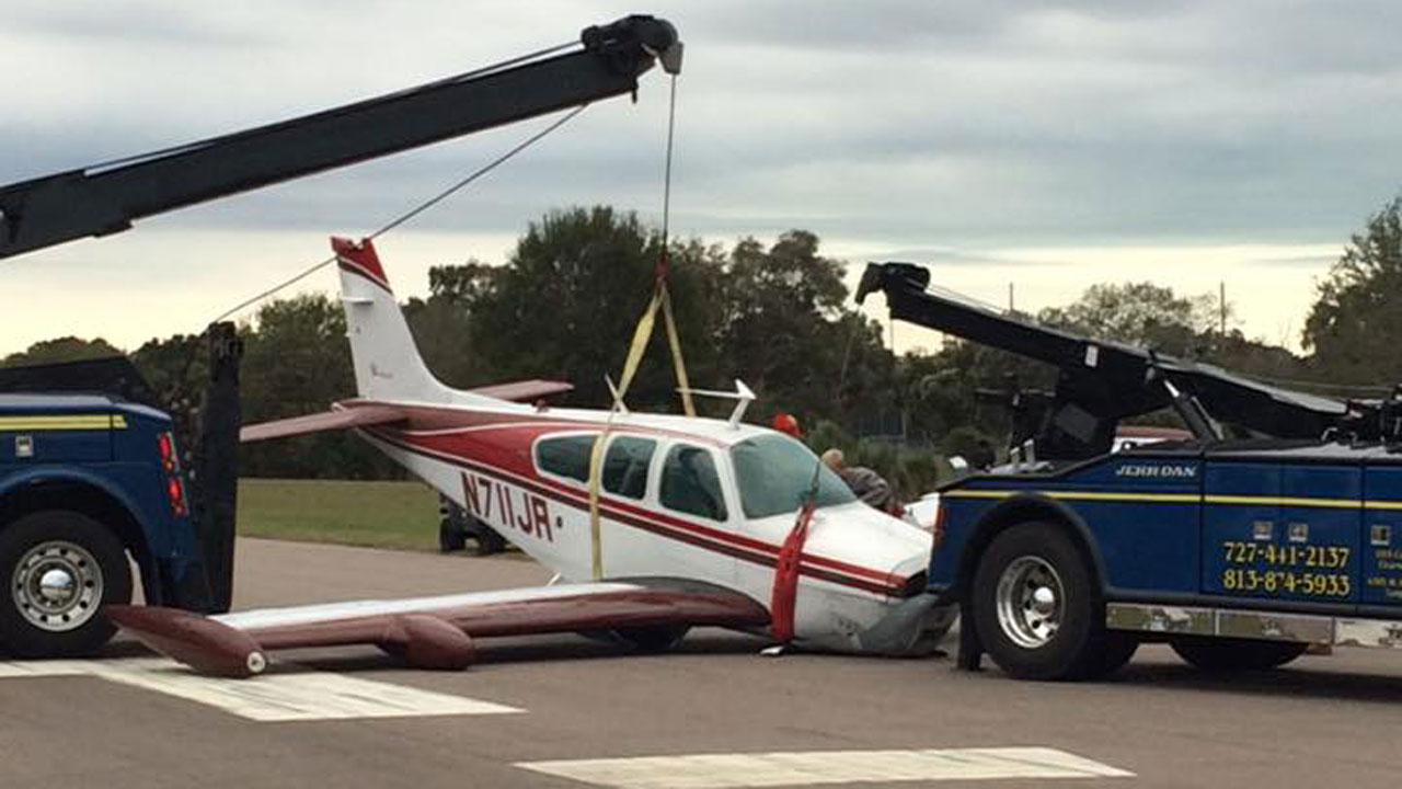 Plane's landing gear collapses during landing in Clearwater