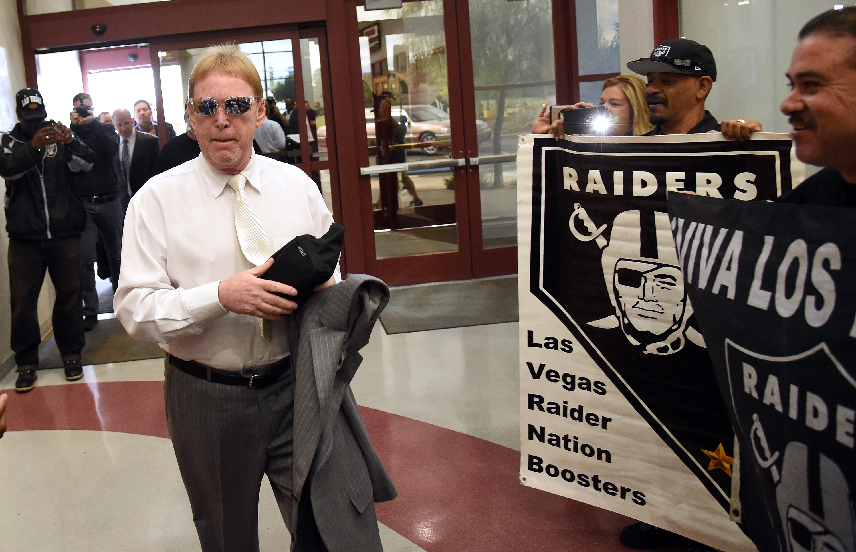 NFL owners approve Raiders' move to Las Vegas
