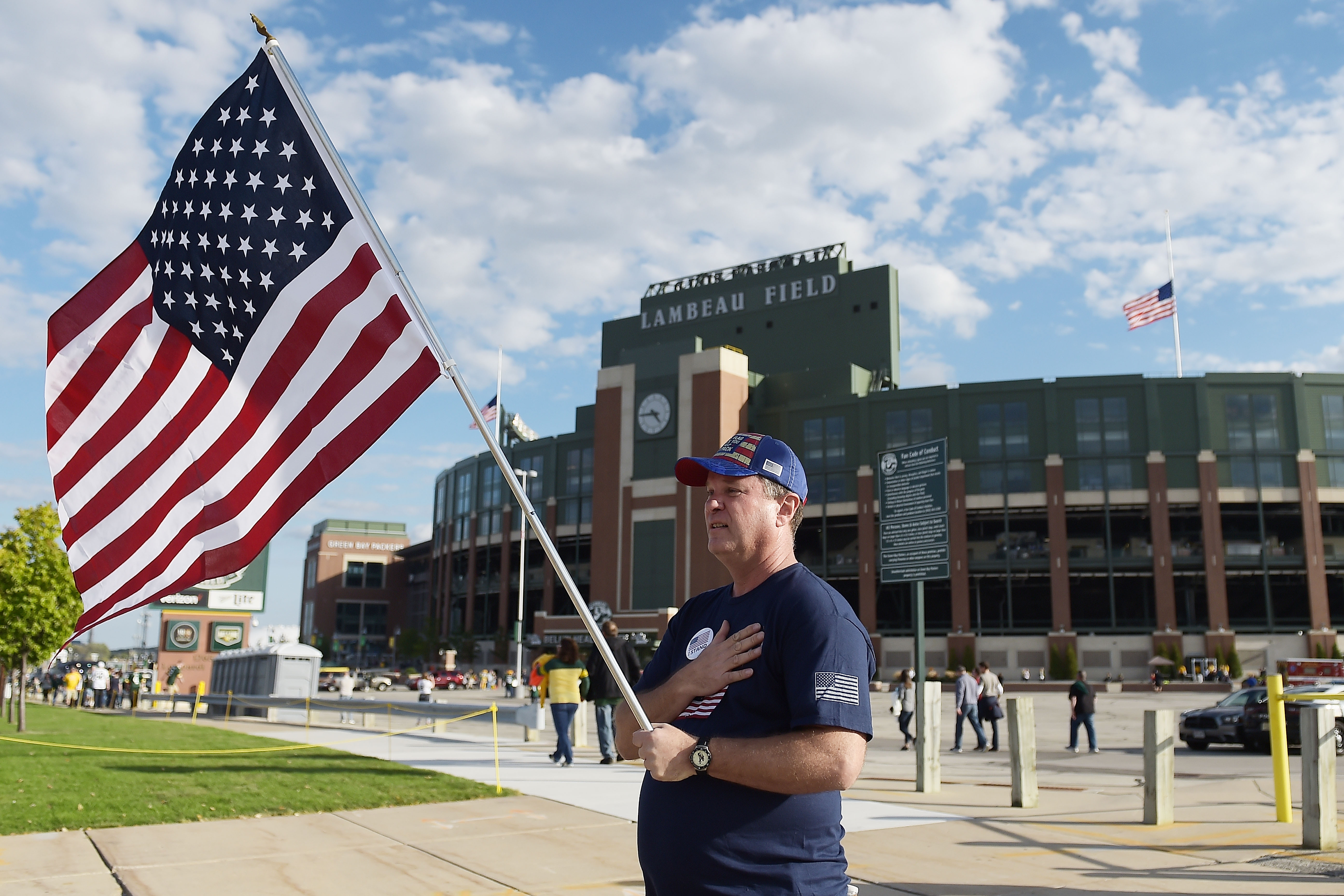 Packers and Bears stand, link arms before NFL game